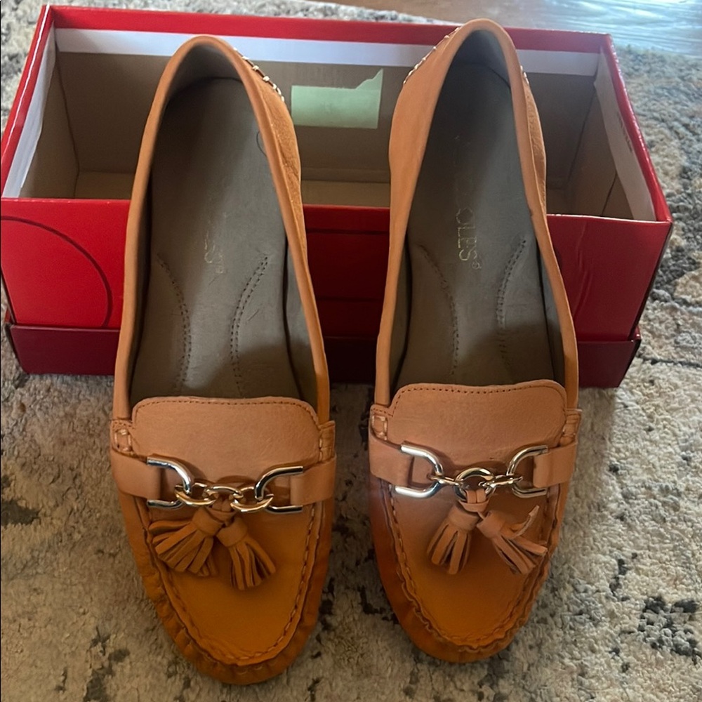 Clarks Women's Tan Loafers